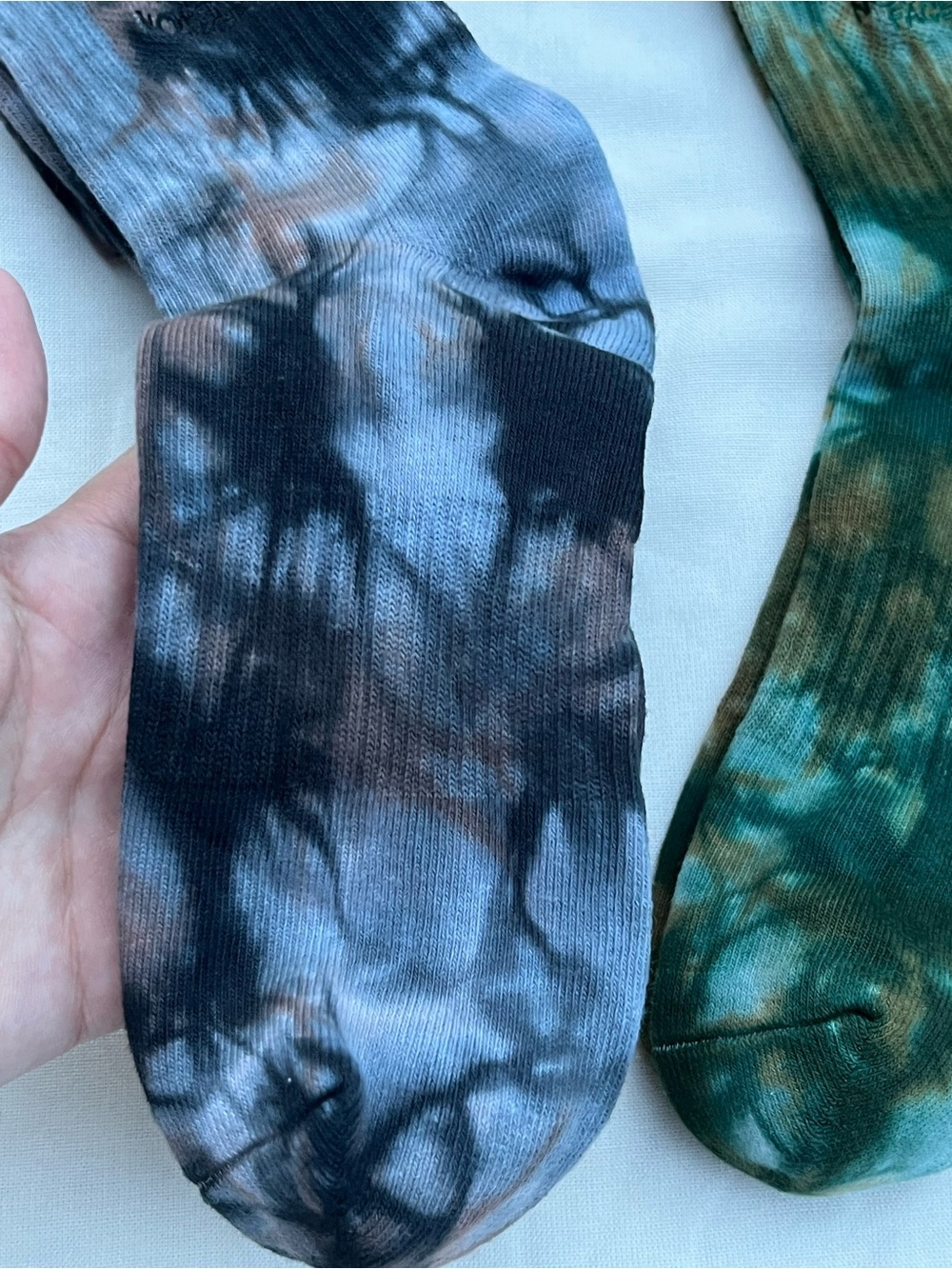 The North Face Men's Tie-Dye Hiking Crew Socks in Black & Green 2 Pairs - Picture 9 of 13